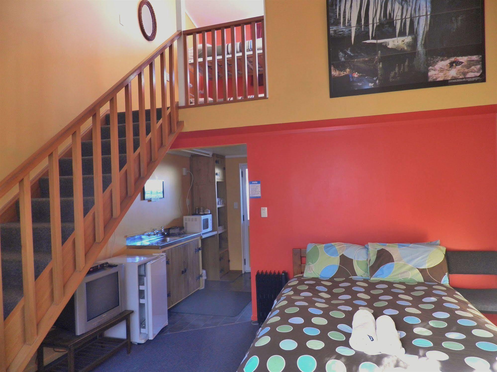Bazil'S Backpackers Bbh Hostel & Surf School Westport Exterior foto