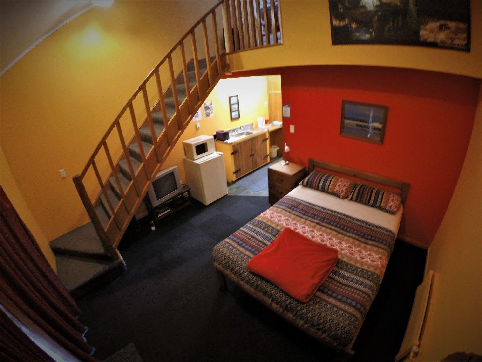 Bazil'S Backpackers Bbh Hostel & Surf School Westport Exterior foto